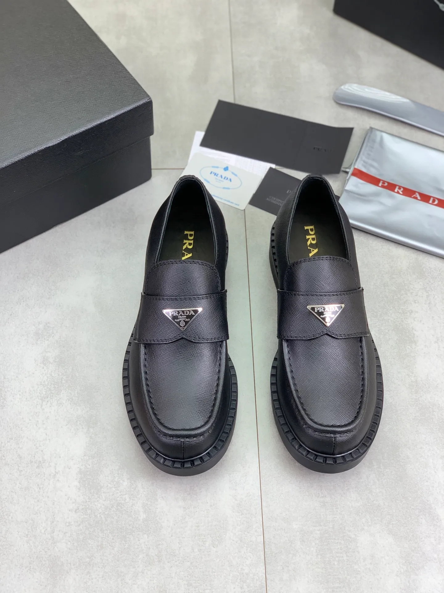 Factory price P800 💰Original quality, top version🔱 ＰＲＡＤＡPrada. Men's business casual leather shoes, top quality cow leather. 1:1 shipment ⬆️Luxurious and noble, all made of imported original first-layer fine suede cowhide, just to create a more comfortable wearing experience. Upper: original comfortable open-edge bead-rubbed calfskin ➕Top imported water-dyed full cow lining, original high-end lightweight and comfortable TPU combination bottom ✔️Code number: 39-44 (38 45 Can be customized)